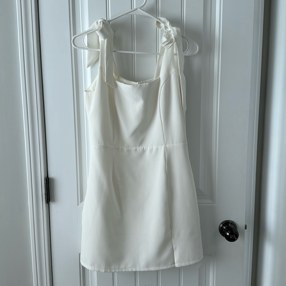 Elegant White Sleeveless Dress